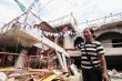  Hallan a dos sobrevivientes de terremoto. Sismo destruyó por completo 1.411 viviendas. EFE.