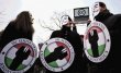  Un nuevo ataque de Anonymous. -Manifestantes, con la máscara de “anonymous”, protestan en contra el tratado ACTA (Acuerdo Comercial Anti-Falsificación) en Budapest, Hungría. EFE.
