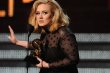 Adele arrasa en los premios Grammy. "íGracias!", dijo Adele, de 23 años, al recibir el premio. "íPero me debería quitar los zapatos, soy demasiado alta!".AFP