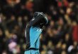  ¡Qué semanita la del Arsenal!. Theo Walcott mejor se tapó la cara tras quedar eliminados de la FA Cup. Semana negra para los “Gunners”.AP.