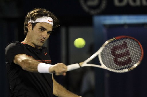 Federer vence a Llodra y pasa a la segunda ronda en Dubai. Derrotó al francés por 6-0 y 7-6 (8/6). AP.
