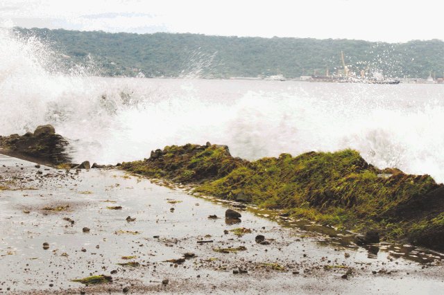 Fuerte oleaje en Pacífico y Caribe. El miércoles se registró uno de los oleajes más fuertes del año. Andrés Garita.
