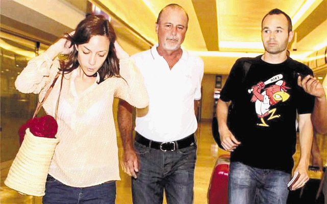  Iniesta llegó a Cancún para su luna de miel. Andrés llegó acompañado de su esposa Anna Ortiz al balneario mexicano.AFP.