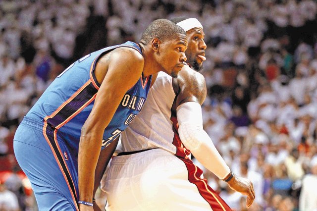  Rivales y también grandes amigos. Durant y James se vieron las caras en la final de la NBA. LeBron salió sonriendo con el título debajo del brazo.Archivo.