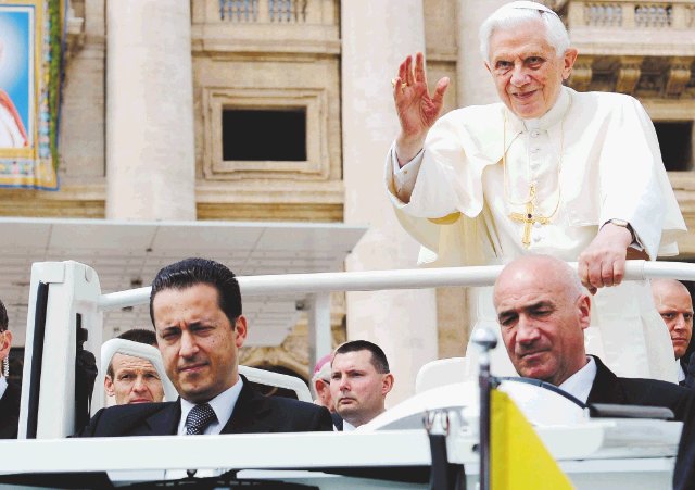 Mayordomo del Papa en arresto domiciliario. Gabriele (izq). AFP.