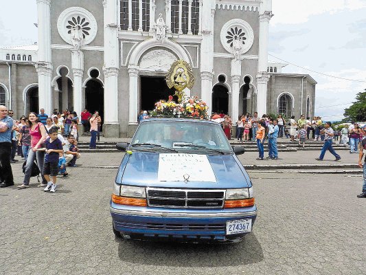  Fieles de San Vito y Tilarán alistan romería . Ayer una caravana de taxis llegó a la Basílica. Jorge Calderón.