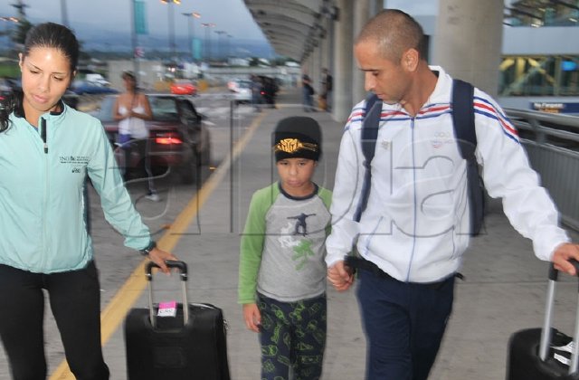 Traña, Lizano y Oviedo ya van rumbo a Londres. Cesar Lizano llegó acompañado de su esposa Gabriela y su hijo Gabriel.Foto: Manuel Vega