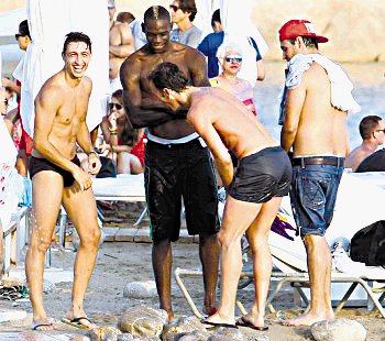  A Balotelli le gusta derrochar. Sigue la fiesta, luego de la Eurocopa, ahora en Ibiza.