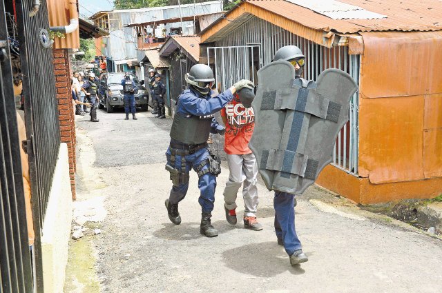 Apedrean a Policía. Uno de los detenidos por la PCD. Rafael Pacheco.