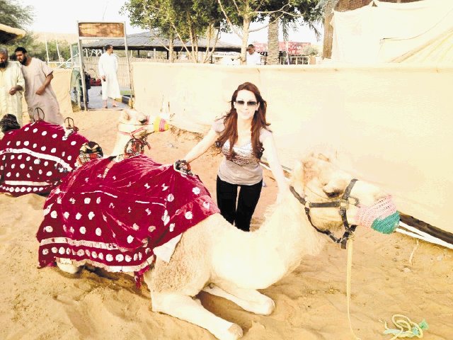  La modelo Nancy Montero está muy bien acompañada. Aquí Nancy en Dubai, en su viaje de negocios, donde pudo montarse en un camello y hacer un pequeño “tour”. Cortesía.