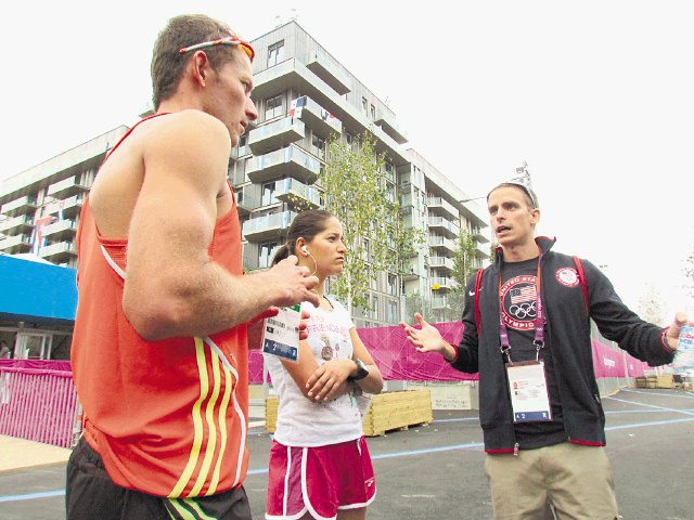  La ruta la conoce a la perfeccción. Chacón (izq.) en Londres entrena con sus amigos y triatletas olímpicos, Elizabeth Bravo y Manuel Huertas.Antonio Alfaro.