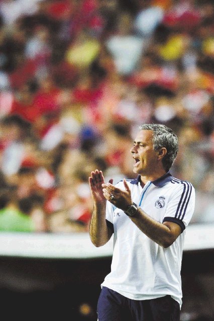  A Mourinho no le afectó la derrota. La goleada que sufrió no hizo mella en el portugués.AFP.