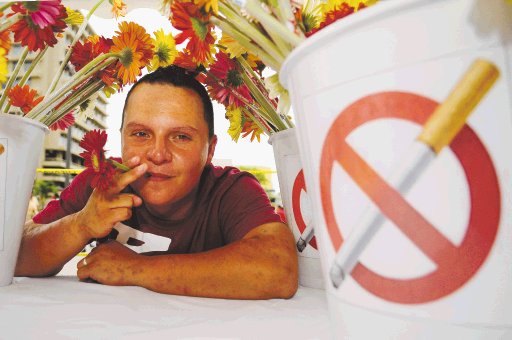  Tabaco nos cuesta ¢72 mil millones. Maikol Zúñiga ganó el concurso del IAFA para dejar el fumado. Ayer fue premiado. Luis Navarro.