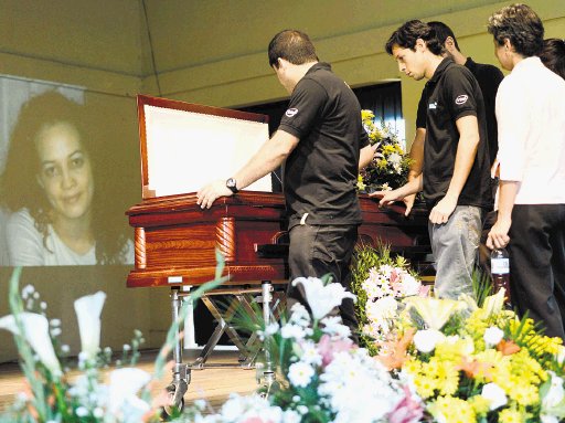  Violines despidieron a Adriana Ingeniera de Intel fue sepultada ayer en cementerio de Ciudad Colón