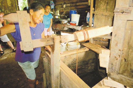  Comunidades de San Carlos sin agua pura. María Zamora, vecina de San Marcos, trató de sacar agua de un pozo rústico. carlos Hernández.