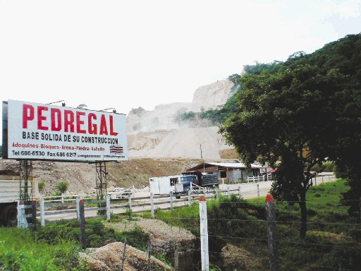 Ordenan cierre de Pedregal. Se ubica en cerro de La Calera, en Nicoya.Cinthya Bran.