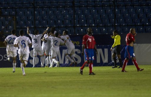 Guatemala derrota a Costa Rica 1-0. Los guatemaltecos celebran su gol en su casa. EFE. 