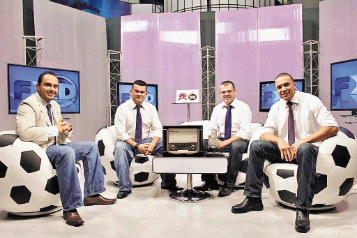  Hablarán de fútbol como en su casa. Kristian Mora, Nelson Jiménez, “Chico” Córdoba y Erick Lonis forman el equipo que estará en los micrófonos de la 89.1FM.