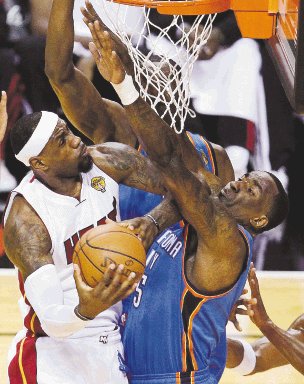  LeBron lesionado le da estocada al Thunder. James va con todo por su primer anillo en la NBA.AP.