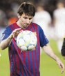  Y 32 años después.... Messi se llevó el balón con el que hizo historia. EFE.