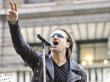 Bono es más fiestero de lo que aparenta. Al cantante lo distrae la bebida y las supermodelos.Foto Internet.