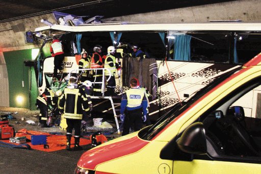  Mueren 22 niños en Suiza Autobús se estrella contra muro al entrar a túnel
