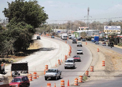  Mejoras en vía se retrasan. Los trabajos en El Coyol de Alajuela generan congestionamiento vial, sobre todo en horas pico. Conavi pide paciencia a los conductores. Albert Marín.