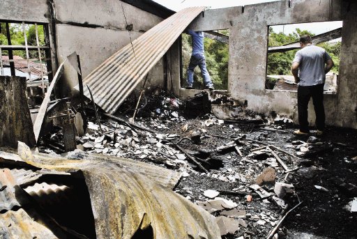  Incendio deja a 60 sin vivienda Corto circuito provocó emergencia en barva de Heredia