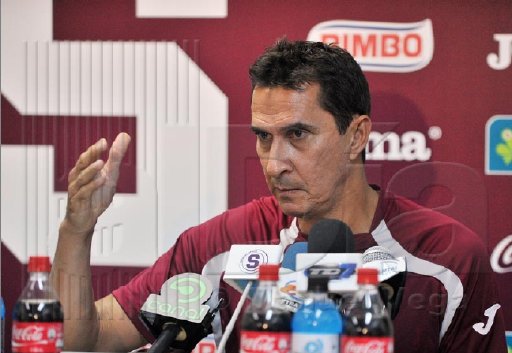 Alexandre Guimaraes: “Solís tenía siete kilos de más”. “No soy ningún mentiroso, no actúo por la espalda de nadie, ni invento lesiones de jugadores”, afirmó. Manuel Vega. 