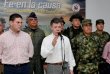 Nueva ofensiva militar deja 36 guerrilleros de las FARC muertos. El presidente de Colombia, Juan Manuel Santos (c), dando declaraciones junto a su ministro de Defensa, Juan Carlos Pinzón (i), y al Comandante del Ejército de Colombia, general Alejandro Navas (d), sobre los fallecidos. EFE.