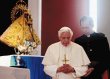  Papa en La Habana le reza a virgen. Benedicto estuvo con “Cachita”. EFE. 
