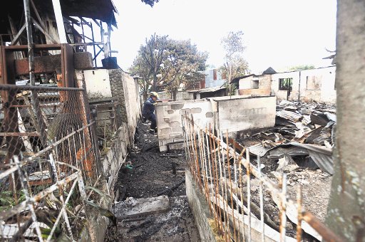  Fuego acabó con las ilusiones Cortocircuito por mala instalación eléctrica destruyó 3 casas
