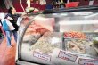 Aumento en precios agita comercio. Los camarones y ostras aumentarán. Oferta ayer, en el Mercado Central, San José. R. Pacheco.