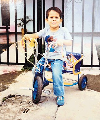  Todo empezó sobre un triciclo.... Andrey dio sus primeros pedalazos sobre este triciclo en su niñéz en La Uruca. M. Aguilera.