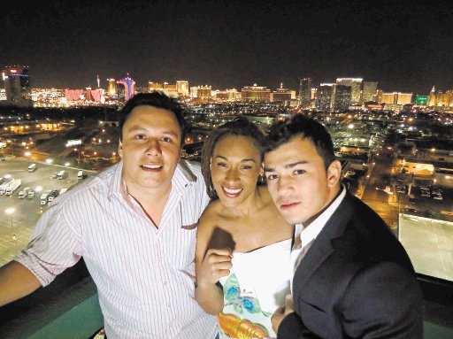 “Tiquito” como un chiquillo. Hanna y Bryan con su representante Mario Vega y la ciudad de Las Vegas (Estados Unidos) al fondo.Canal de Boxeo