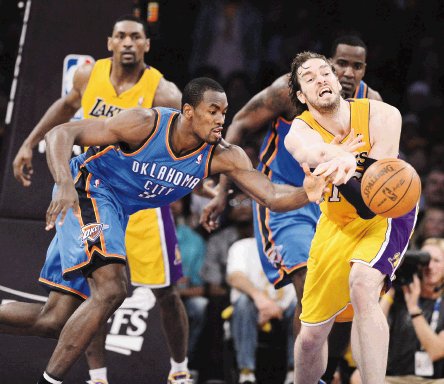  Kobe Bryant culpa a Pau Gasol. Pau Gasol (derecha) perdió un balón que “ayudó” a provocar la derrota de Los Ángeles Lakers en su propia casa.EFE.