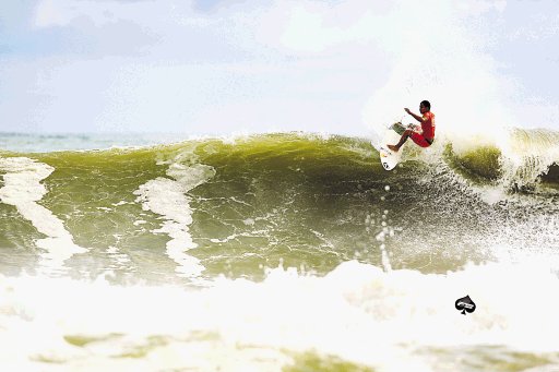  Valiente en las olas. Carlos Muñoz hizo suya la cuarta fecha del circuito nacional y se adueñó de la copa Quiksilver, ayer en Dominical. Federación de Surf.