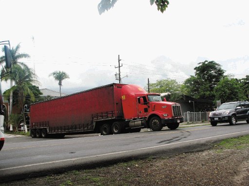  Camiones generan presa en carretera. Los camiones tienen dificultades al salir. Carlos Vargas.