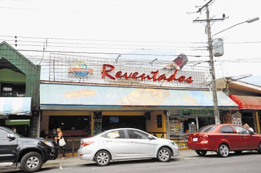  “Escapistas” afectan locales. El restaurante Reventados, en los alrededores de la Universidad de Costa Rica, ha sido uno de los afectados. José Rivera.