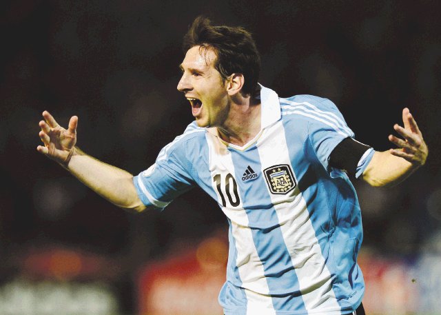 Prensa argentina se rinde ante la “pulga” Messi. El argentino pasa el mejor momento fútbolístico con la “albiceleste”. Foto: AFP.