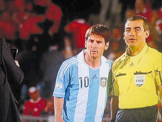  Critican a línea por foto Aprovechó descanso para posar con Messi