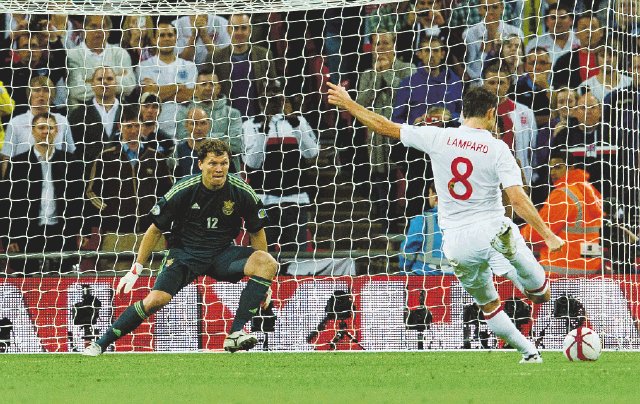 Lampard evitó desastre en Wembley. Con este certero derechazo, Lampard salvó una noche gris para una Inglaterra que sembró dudas por su accionar.AP.