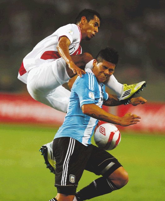  Argentina insiste en no soltar la cima. Argentina no la tuvo fácil en Perú, pero salió bien librada. Aquí Carlos Lobatón disputó el balón con Fernando Gago.EFE.