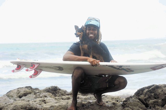 Gilbert Brown, el amo de las olas. El caribeño es el único surfo que ha ganado tres veces el Circuito Nacional. Fotos: José Rivera y Carlos Borbón.