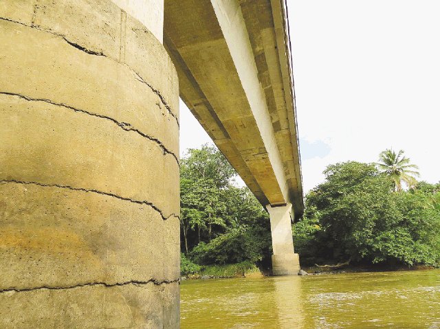  Vecinos alertan de daño en puente. Antes de existir el puente se utilizaba un ferry para poder cruzar el cauce del río. Carlos Hernández.
