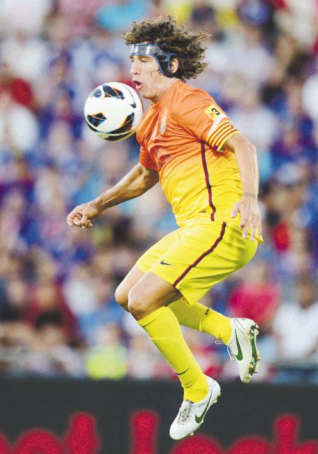 Puyol se lesiona y estará de cuatro a seis semanas de baja. Por una fractura en el pómulo, Puyol hizo su reaparición en el Barcelona con una máscara de protección. Foto:AFP