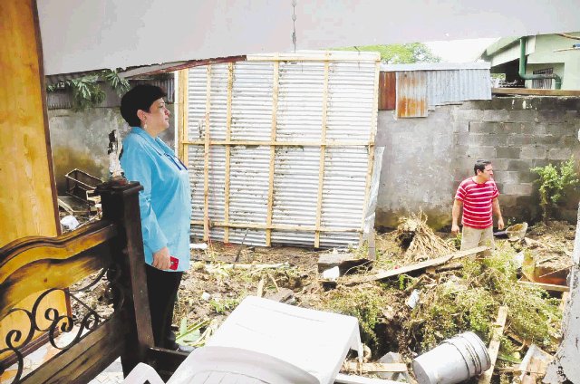  Fuertes lluvias causaron estragos en Alajuela. En el barrio El Arroyo, varias viviendas se quedaron sin paredes luego del fuerte aguacero del sábado. Francisco Barrantes.
