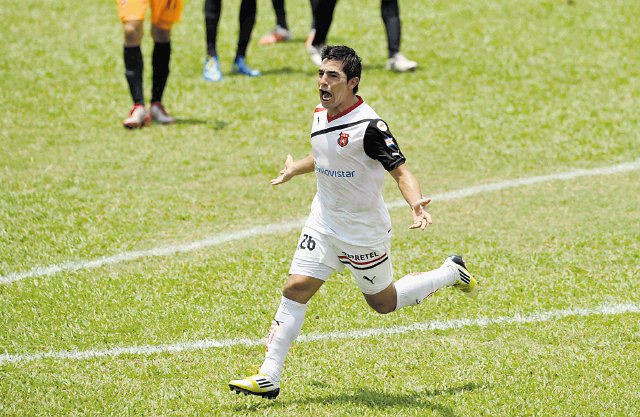  Un volante es el goleador manudo. Puntarenas FC se convirtió en la tercera víctima del volante manudo Álvaro Sánchez.Carlos Borbón.