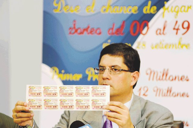  Prueban sorteo de números bajos el 28 de setiembre. Francisco Ibarra, gerente de la JPS, muestra la lotería. Albert Marín.