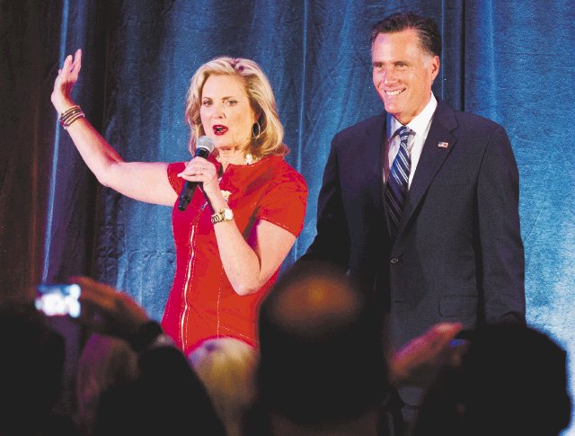 Esposa sale a defenderlo. Los Romney. AFP.